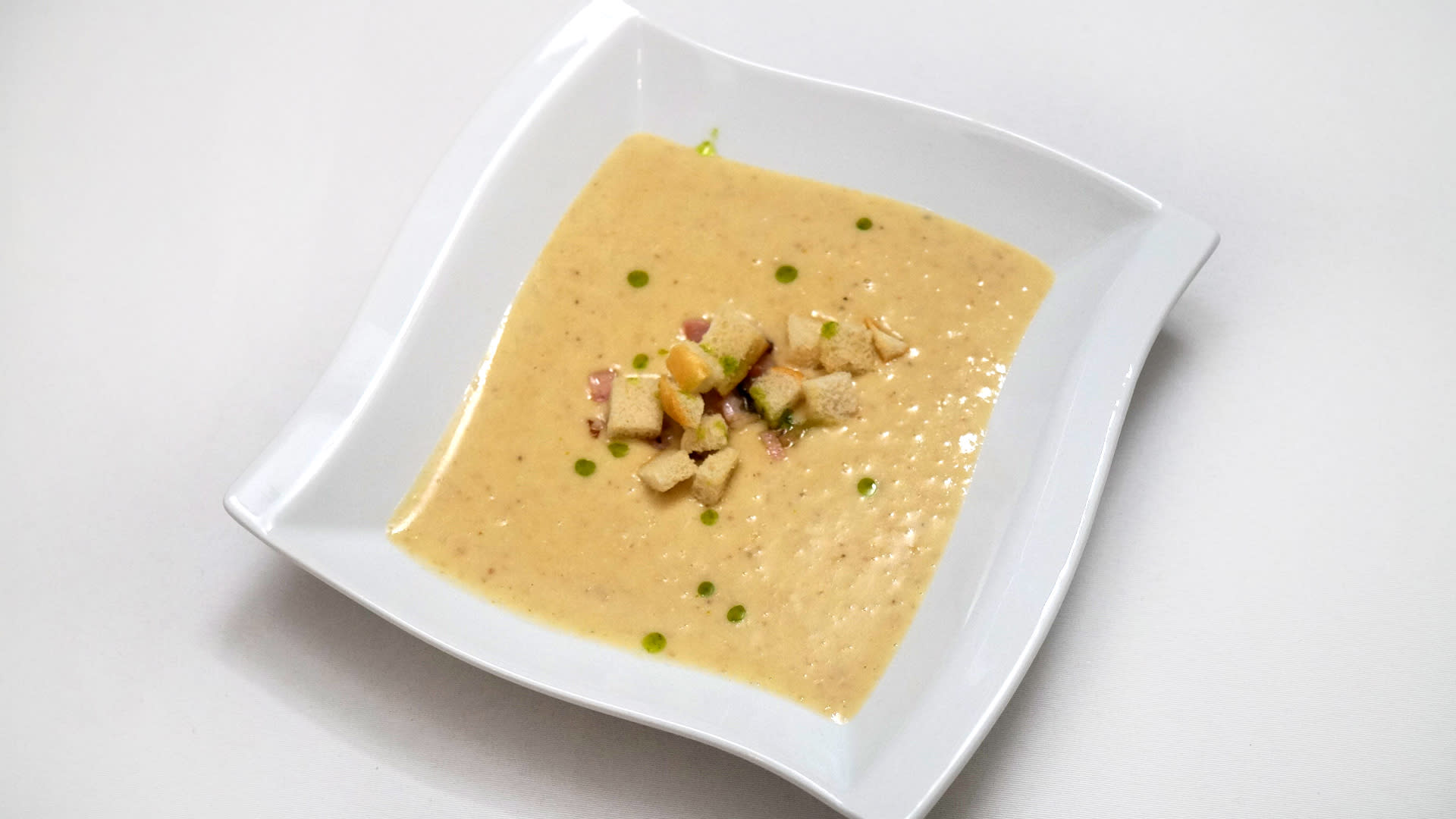 Krémová česneková polévka s krutony