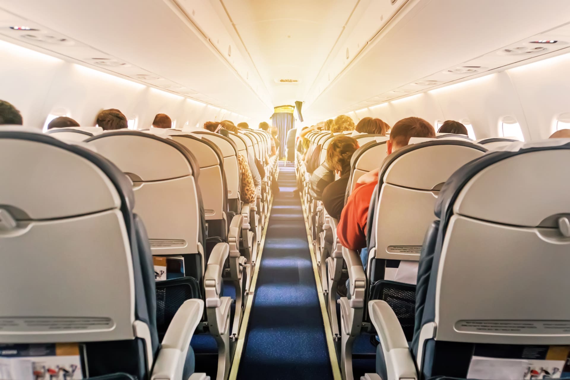 Letecká společnost chce vážit cestující před nástupem do letadla.