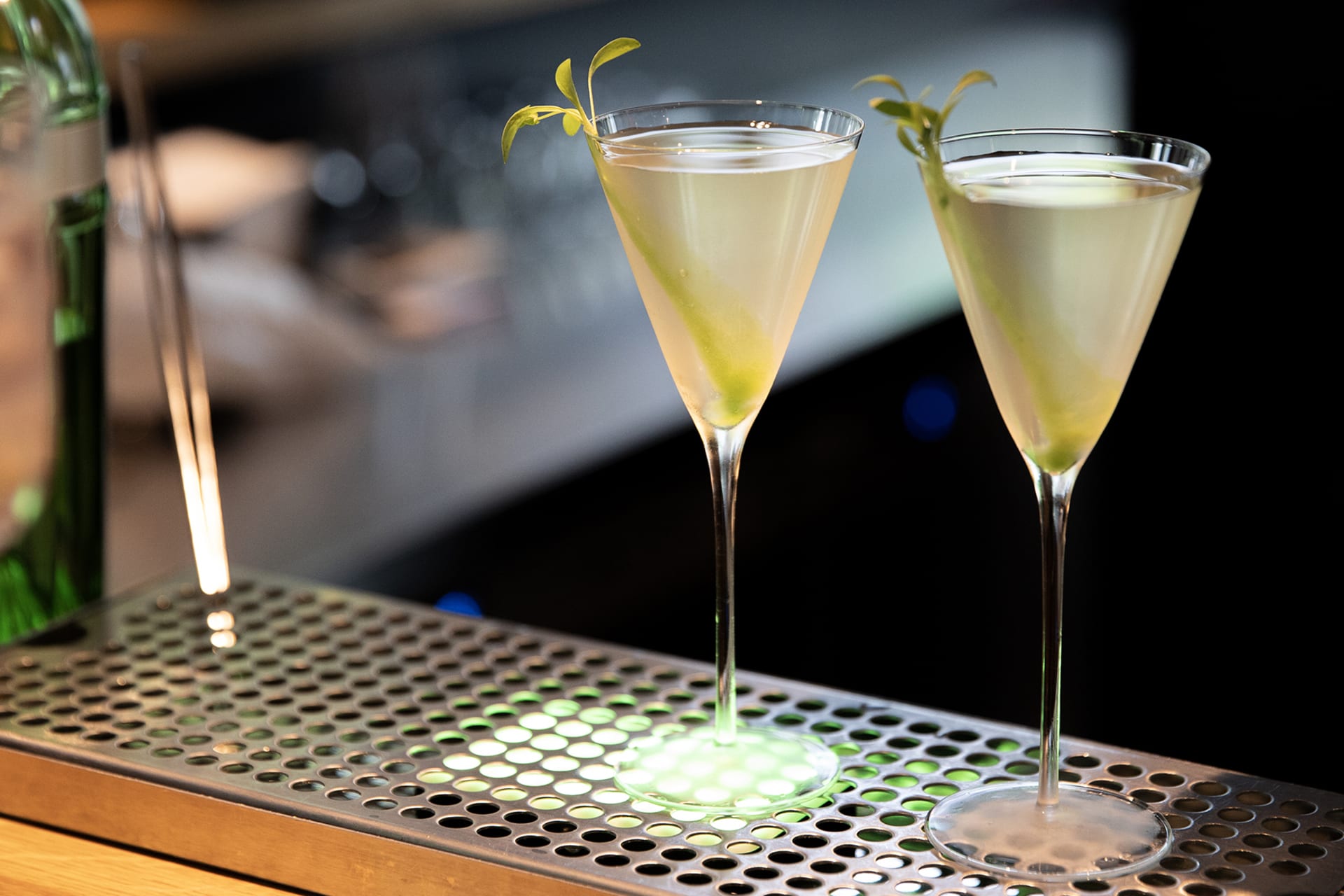 V první soutěžní disciplíně měli barmani připravit na bázi ginu Tanqueray twist na moderní Martini.