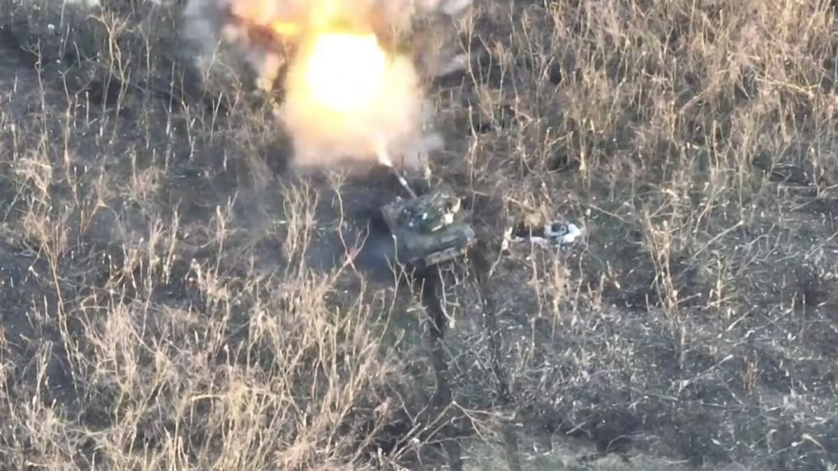 Ukrajinský tank rozdrtil úkryt ruských okupantů.