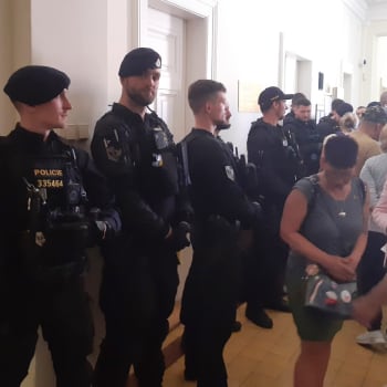 Příznivci Jany Peterkové vyrazili dveře do soudní síně.