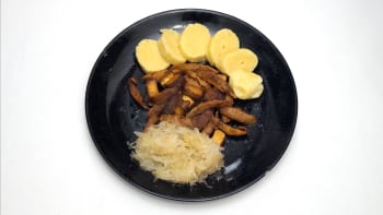 Prostřeno: Sójové výpečky, bramborový knedlík a bílé zelí