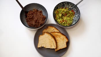 Prostřeno: Tatarák a guacamole s domácím chlebem z podmáslí