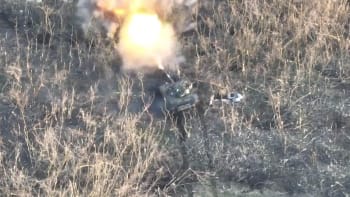 Záběry drsného úderu ukrajinského konvoje. Tank zmasakroval úkryt okupantů