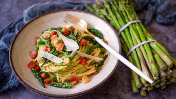 Rychlá večeře: Špagety se zeleným chřestem, slaninou a česnekem