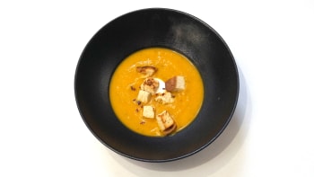 Prostřeno: Krémová dýňová polévka s krutony, zakysaná smetana s petrželkou