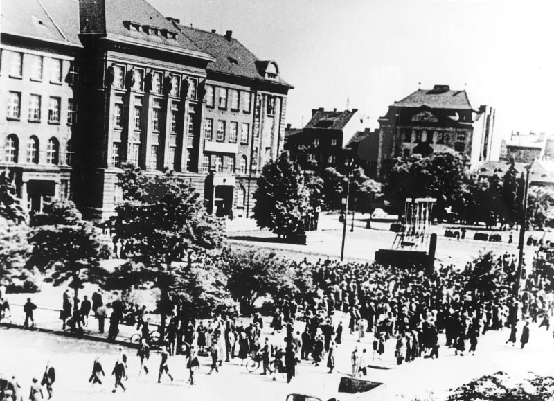 Největší nepokoje spojené s provedením měnové reformy propukly v Plzni. Demonstrující tam obsadili radnici a vyhazovali portréty komunistů z oken. 