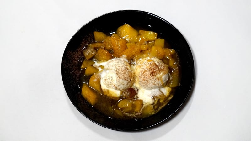 Prostřeno: Flambované mango s domácí zmrzlinou