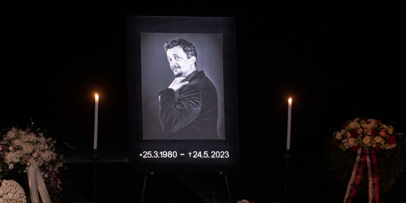 Poslední rozloučení s Danielem Heribanem, zpěvákem a hercem činohry Slovenského národního divadla. 
