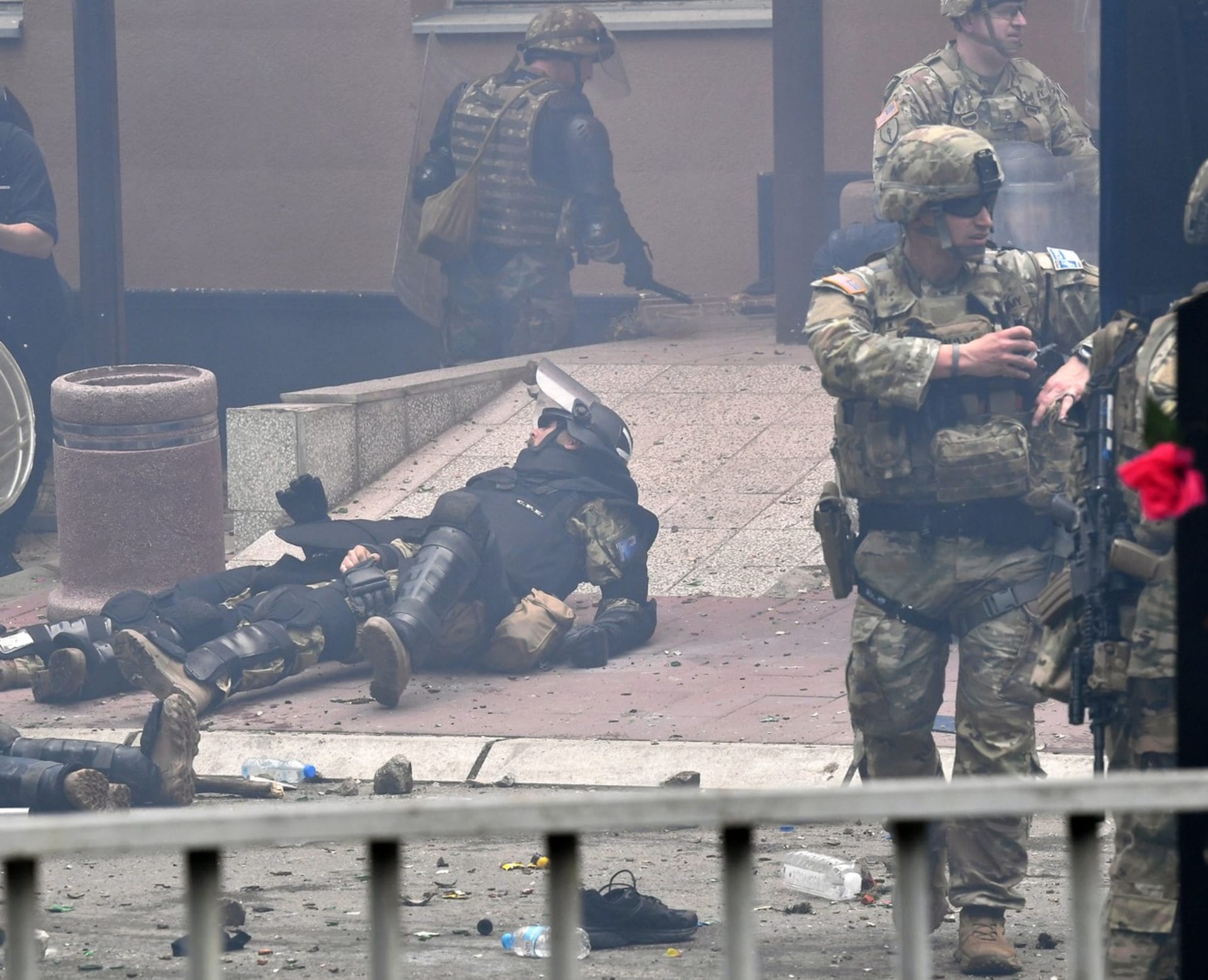 Střety na srbsko-kosovské hranici odnesli vážnými zraněními příslušníci jednotky KFOR spadající pod NATO. Stejně tak byli zraněny i desítky Srbů.