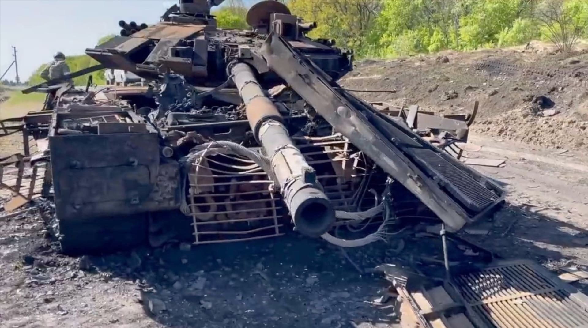 Zničený ruský tank T-90M Breakthrough (ilustrační foto)