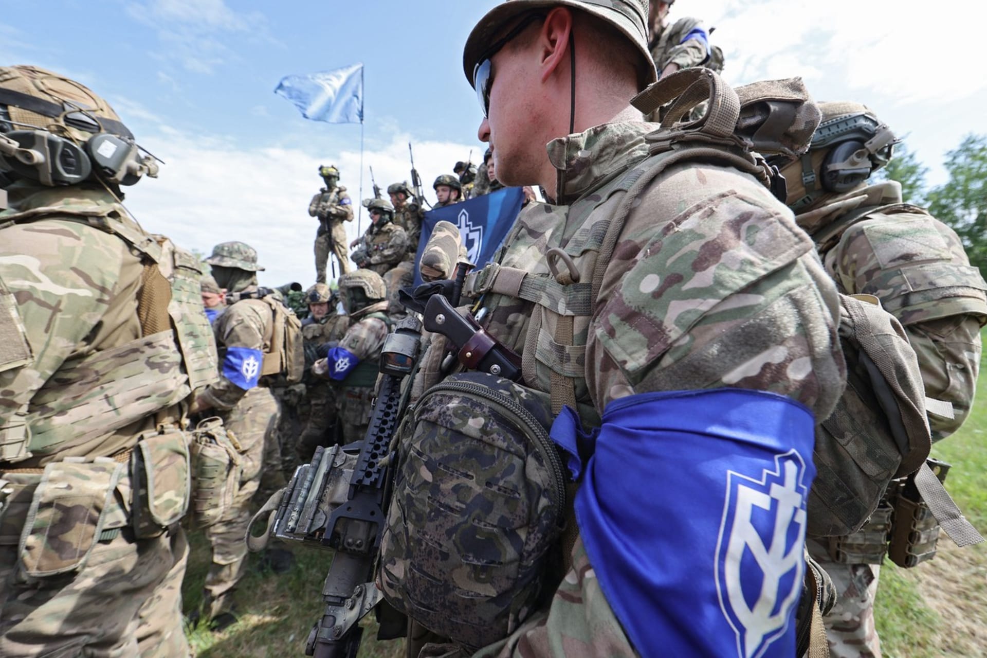 Ozbrojenci z Legie Svobodné Rusko se staví proti vládě prezidenta Vladimira Putina. Bojovali po boku Ukrajinců a nyní se pokoušejí o partyzánské akce přímo uvnitř Ruska.