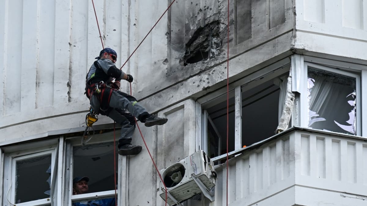 Poškozená obytná budova v Moskvě