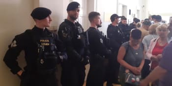 Vylomené dveře a chaos: Další záběry ze soudu s Peterkovou ukazují šarvátku zevnitř síně