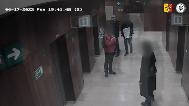 V hotelu v Praze 6 neznámý zloděj ukradl z chodeb všechny nástěnné hodiny.