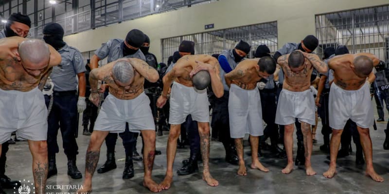 Příjem vězňů v kriminále ve městě Tecoluca