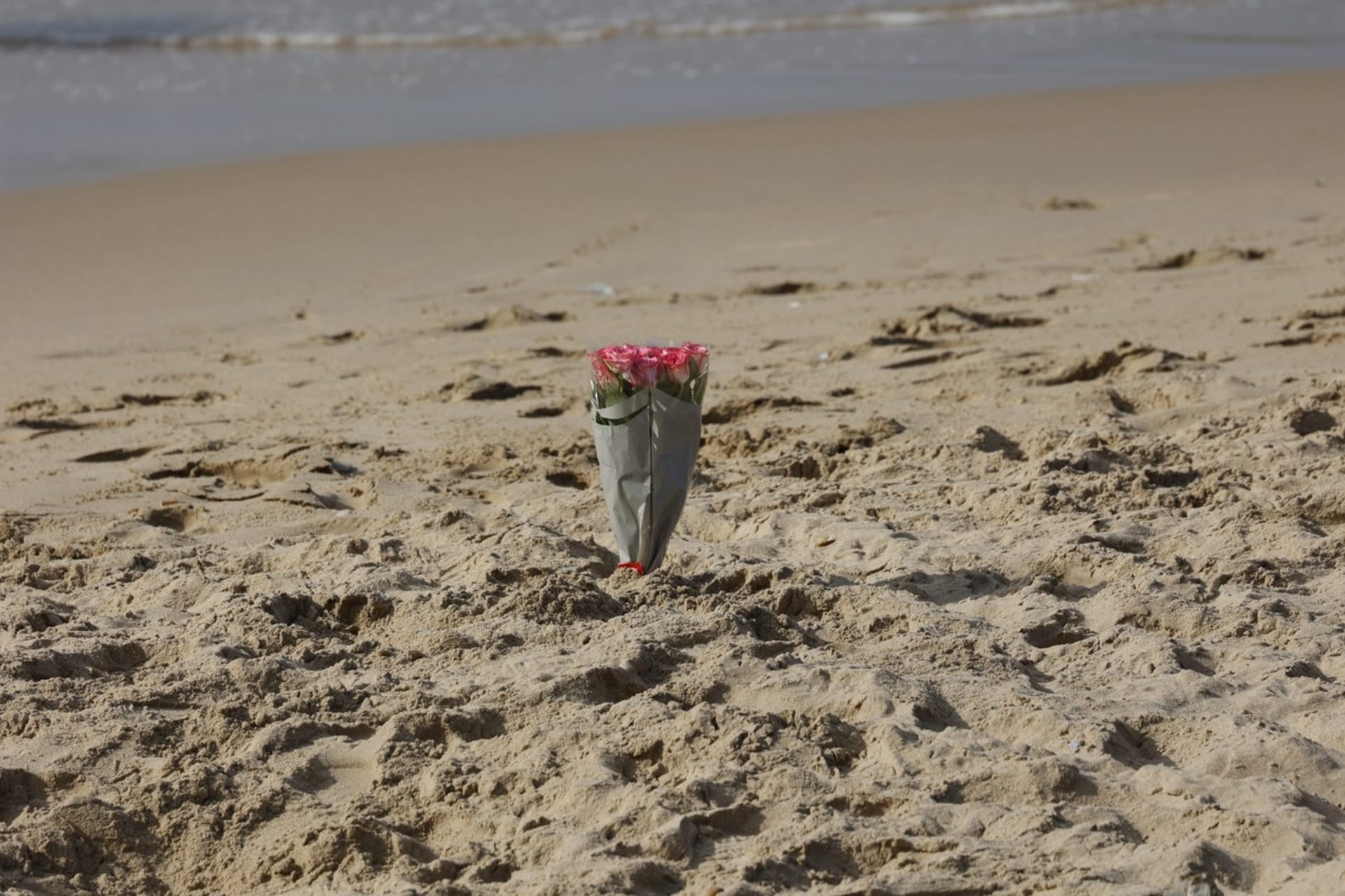 První lidé začínají na místo tragédie nosit květiny (1. 6. 2023).