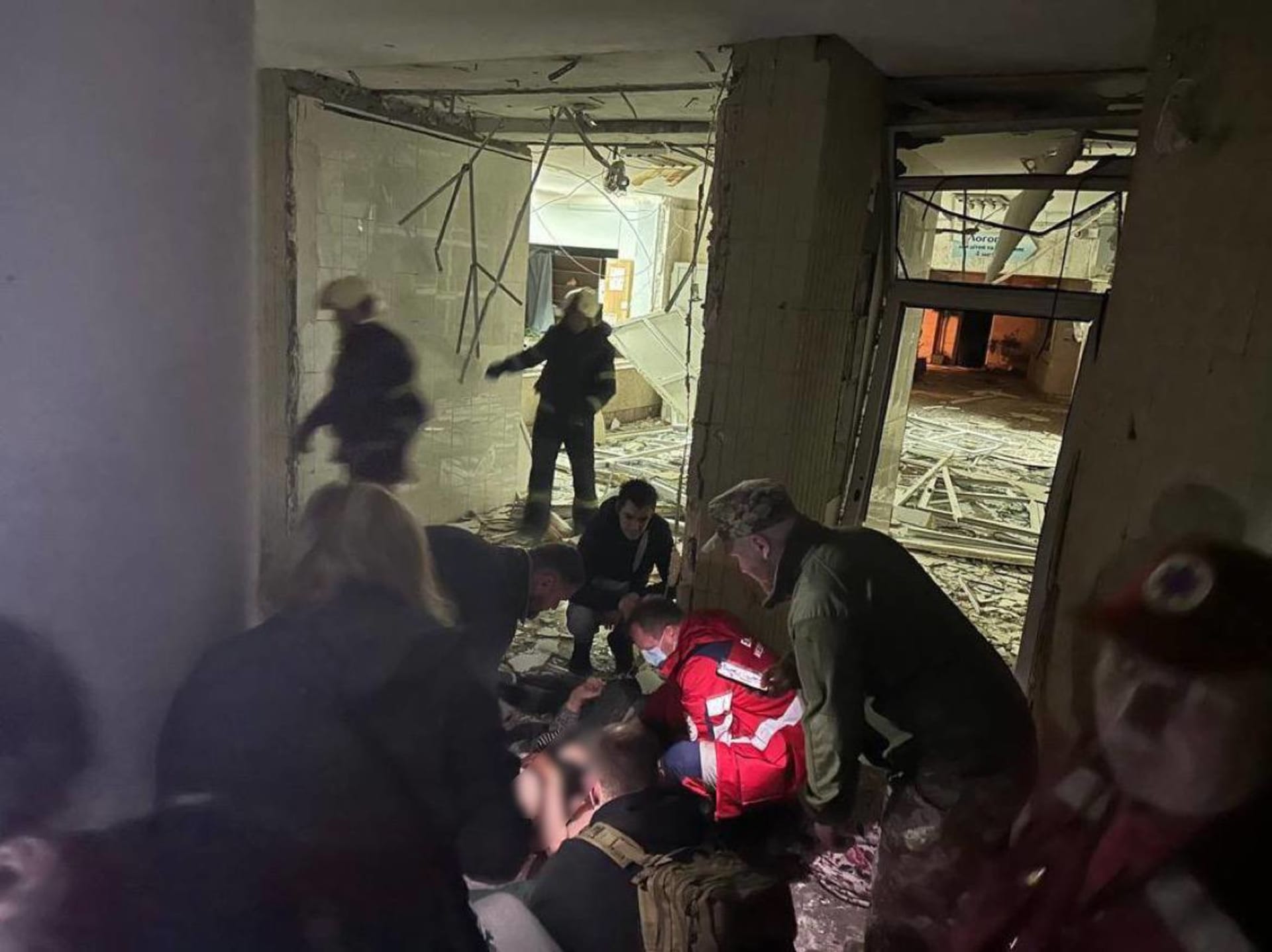 Ruský raketový útok na Kyjev poničil několik budov i vodovodní potrubí (1. 6. 2023).