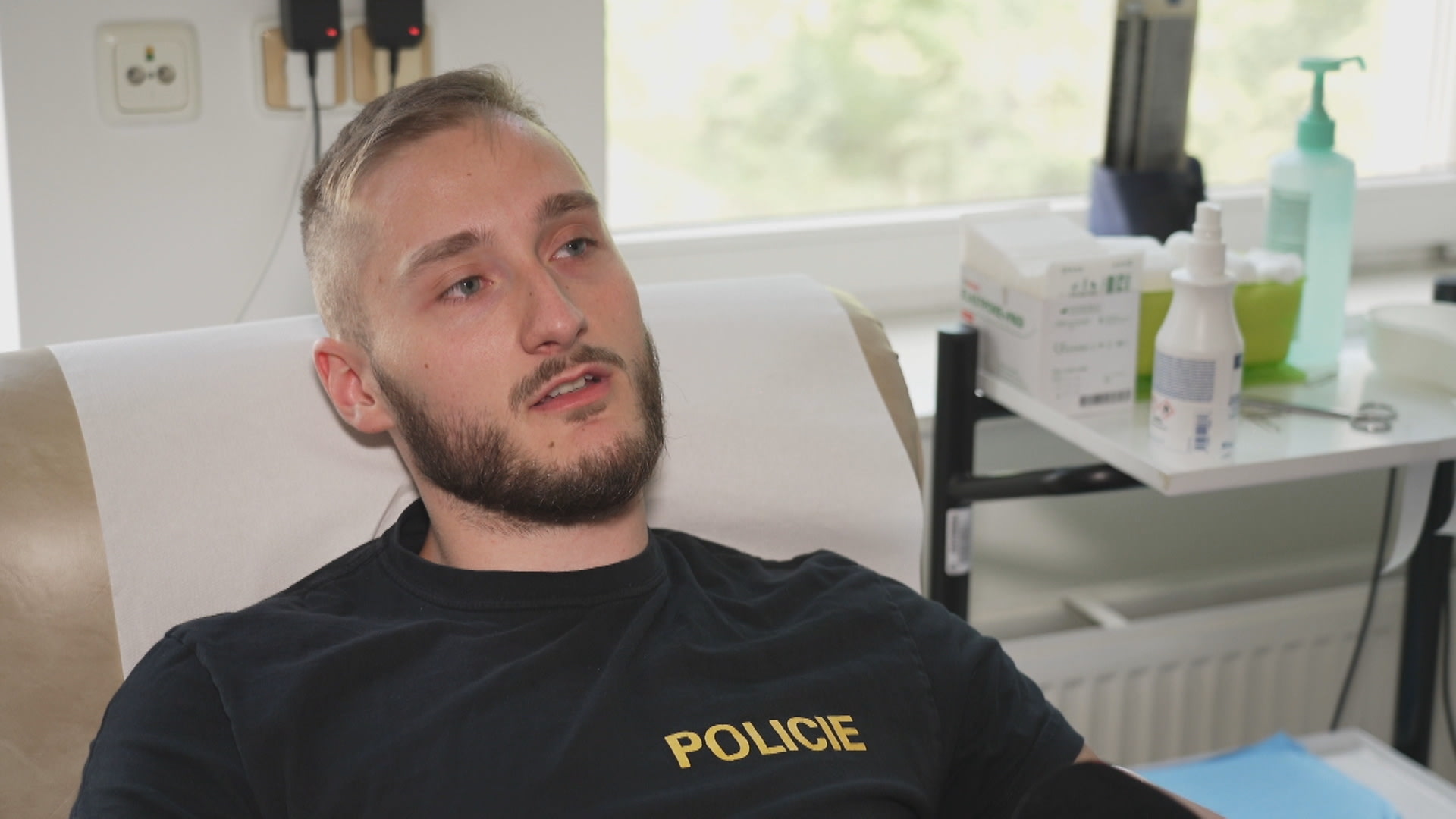 Ostravský policista Viktor Plonka zachránil vozíčkáře, teď daruje krev.