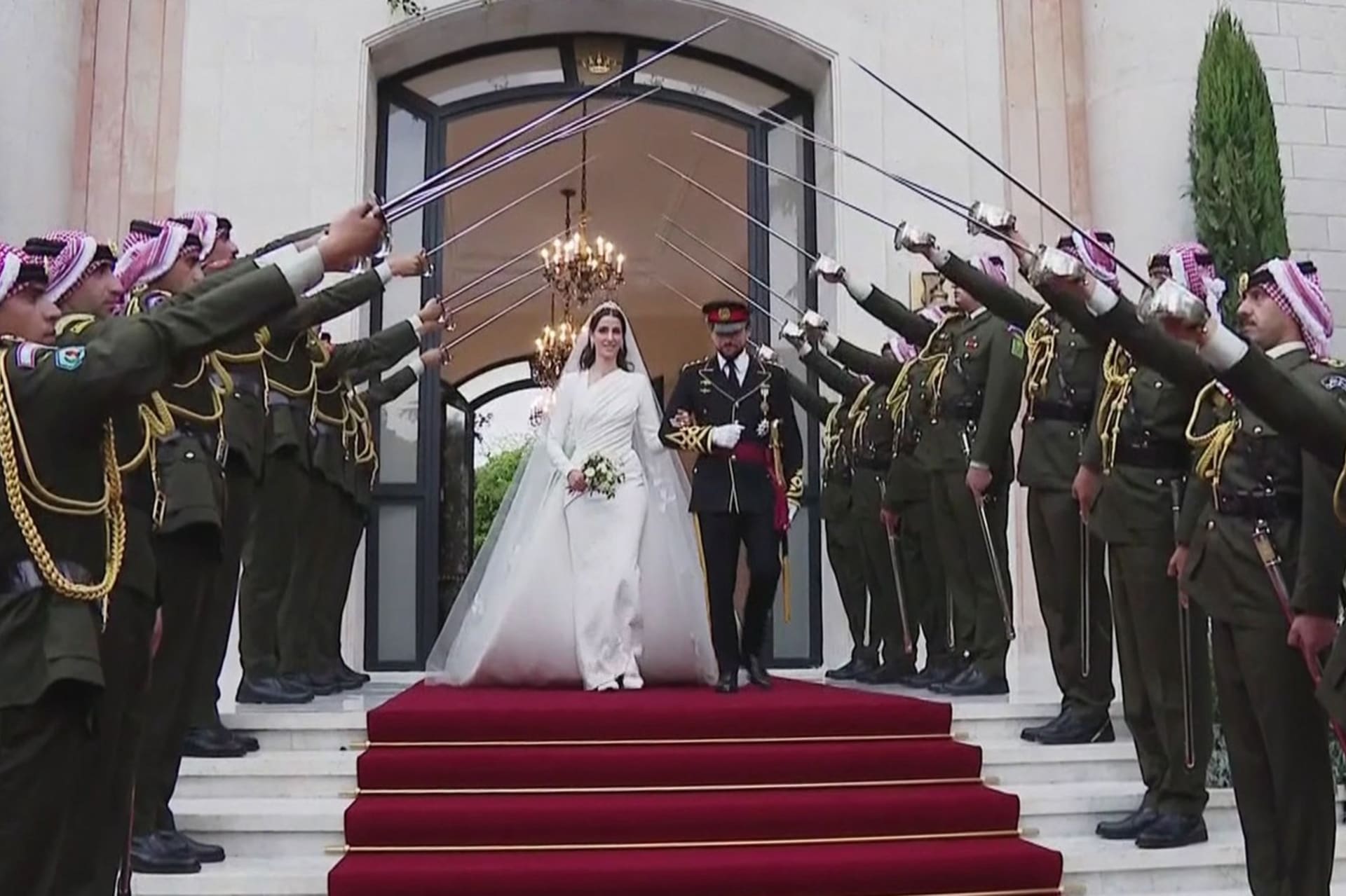 Novomanželé korunní princ Husajn a Rádžva