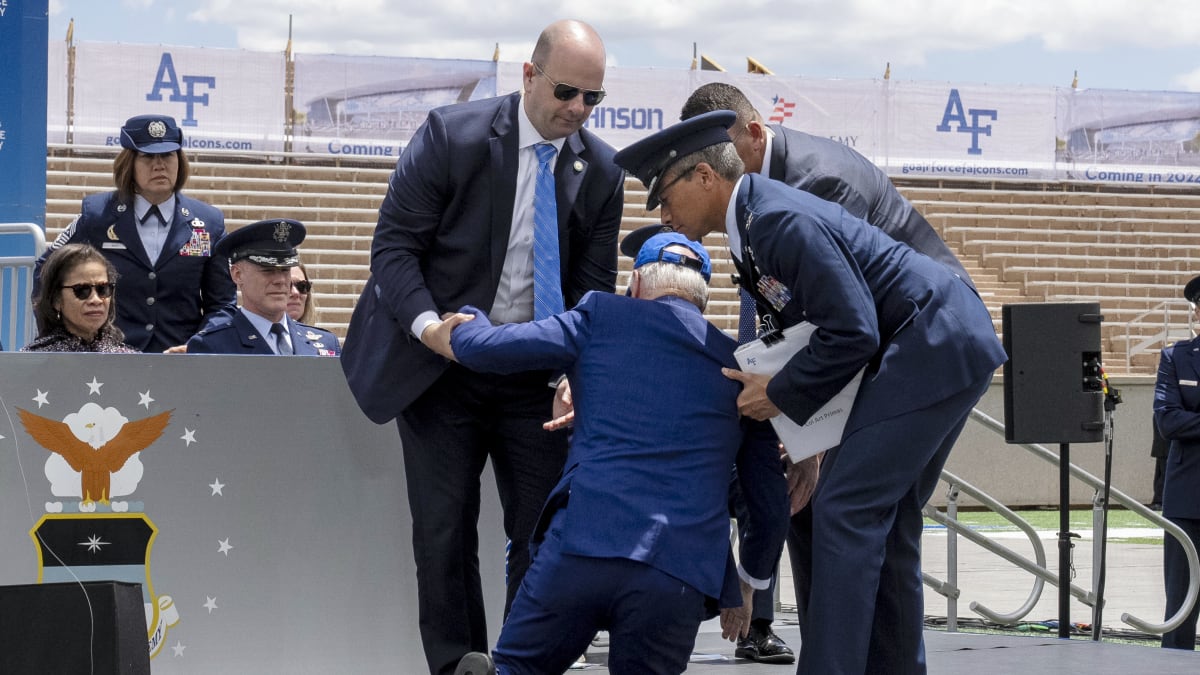 Joe Biden upadl při předávání diplomů na promoci kadetů letecké akademie v Coloradu.