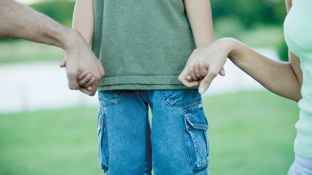 Dítě držící své rodiče za ruku (ilustrační foto).