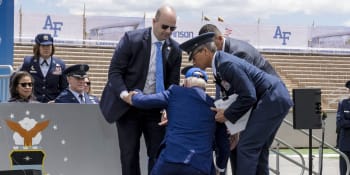 Biden předával diplomy, pak se zřítil k zemi. Pomáhala mu ochranka, pád zachytily kamery