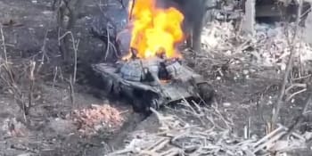 Záběry jarních „ohňostrojů“. Ukrajinská brigáda zveřejnila sestřih z demolice ruských obrněnců