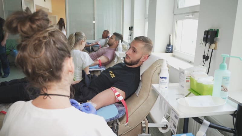 Do ostravské nemocnice dorazilo darovat krev hned několik desítek policistů. 