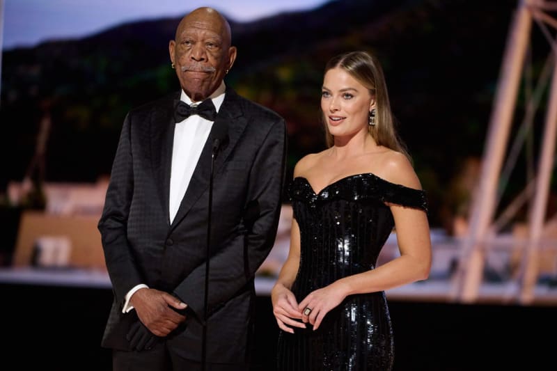 Morgan Freeman po boku herečky Margot Robbie při předávání letošních Oscarů (březen 2023).