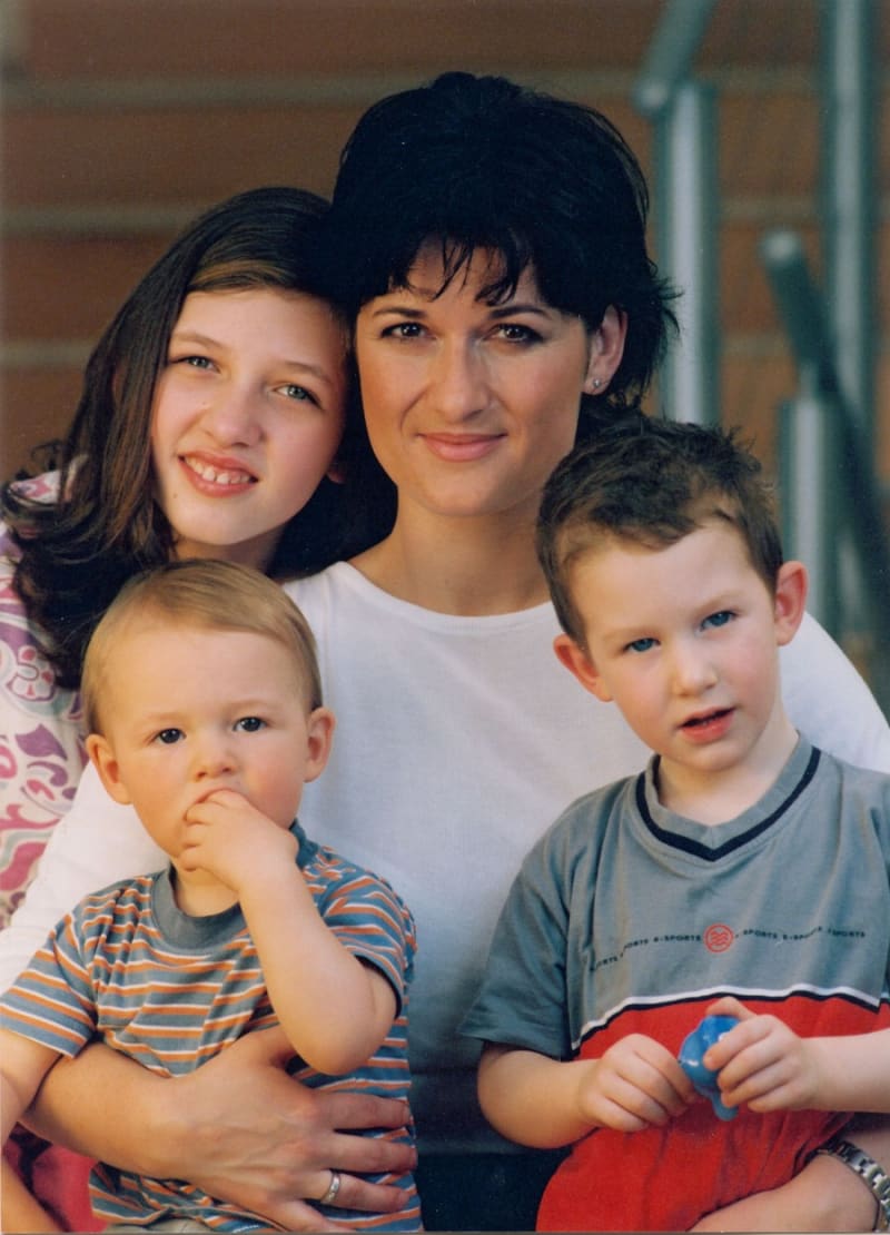Mirka Čejková a všichni tři její potomci, dcera Petra a synové Alex a Felix (2002).