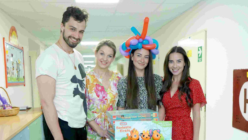 Herci z oblíbeného seriálu oslavili den dětí v nemocnici. Rozdávali dárky a úsměvy
