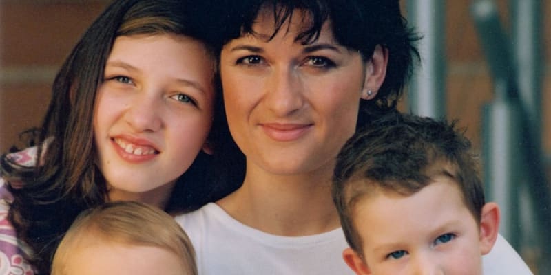 Mirka Čejková a všichni tři její potomci, dcera Petra a synové Alex a Felix (2002).