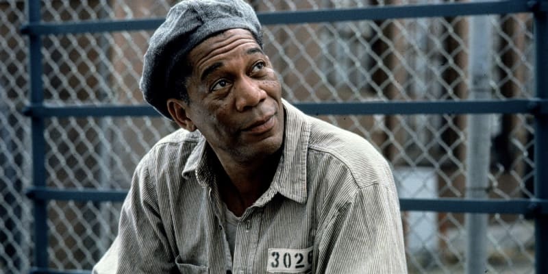 Morgan Freeman jako Ellise "Red" Redding ve filmu Vykoupení z věznice Shawshank (1994).