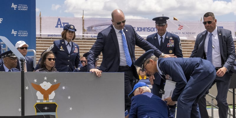 Joe Biden upadl při předávání diplomů na promoci kadetů letecké akademie v Coloradu.