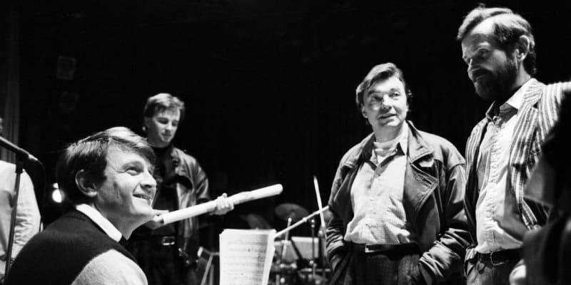 Karel Gott s Ladislavem Štaidlem a kolegy z kapely. 