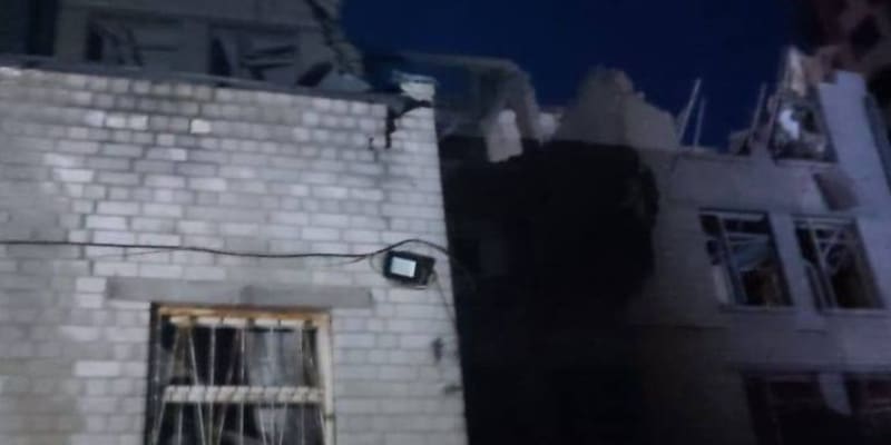 Ruský raketový útok na Kyjev poničil několik budov i vodovodní potrubí (1. 6. 2023).