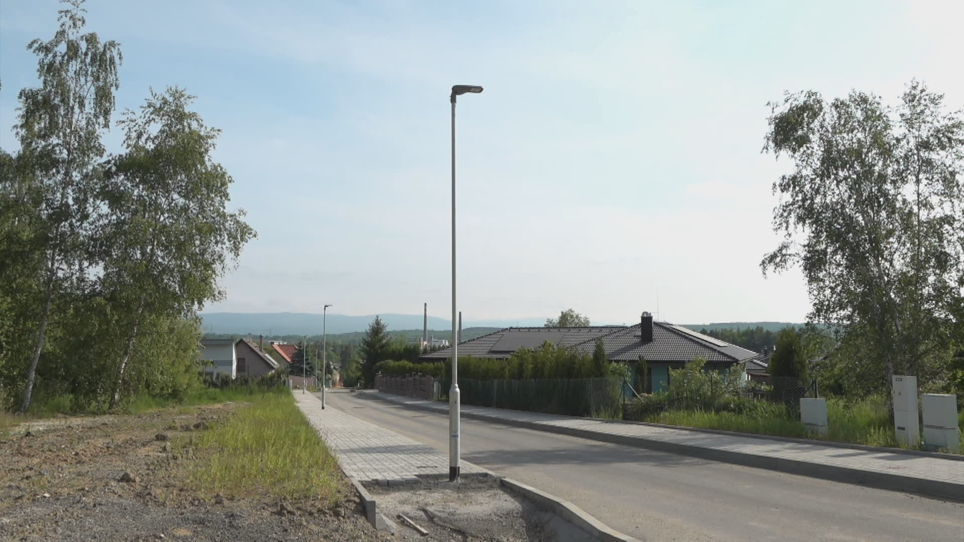 Lampy uprostřed chodníku v Novém Sedle na Sokolovsku