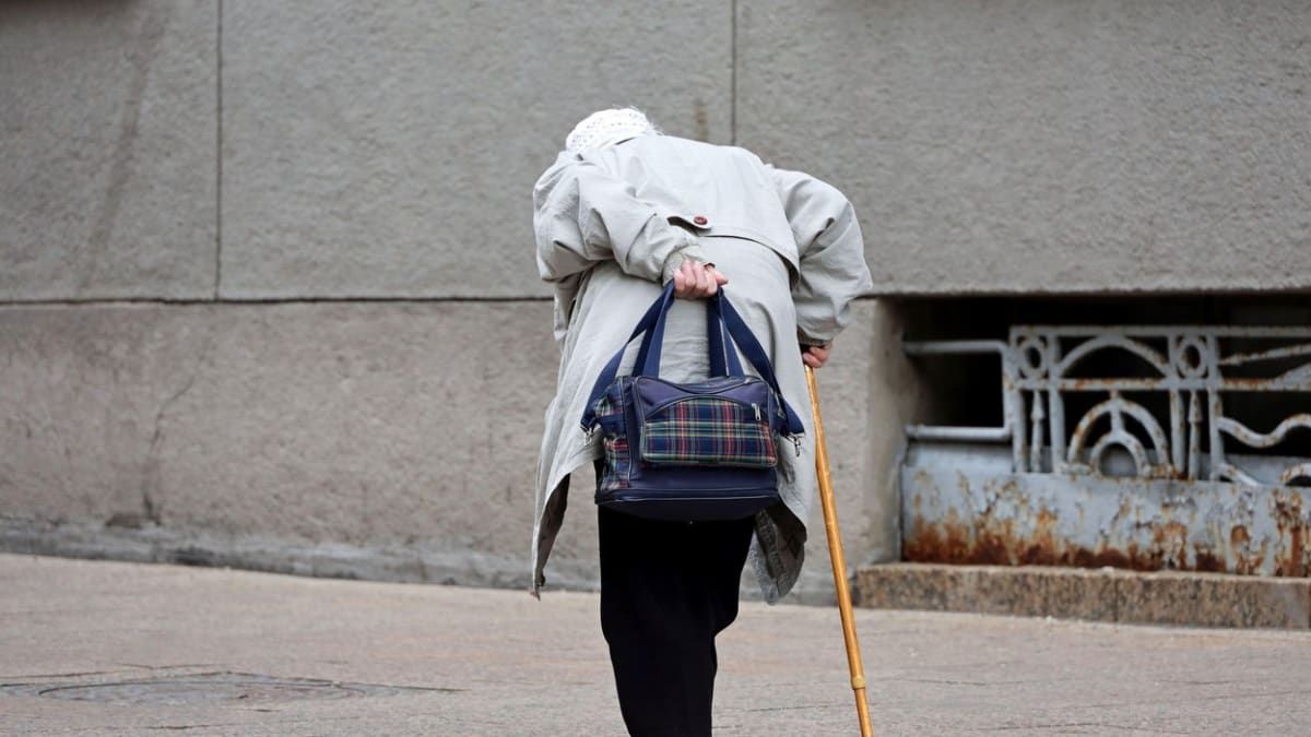 Téměř 90leté ženě se udělalo na ulici nevolno, pomohla jí kolemjdoucí. (Ilustrační foto)