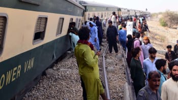 Tragédie na indické železnici: Srážka vlaků si vyžádala 50 mrtvých, záchranáři shání autobusy