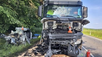 Dva mrtví po děsivé nehodě na Písecku. Řidič čelně narazil do kamionu, silnice je uzavřena