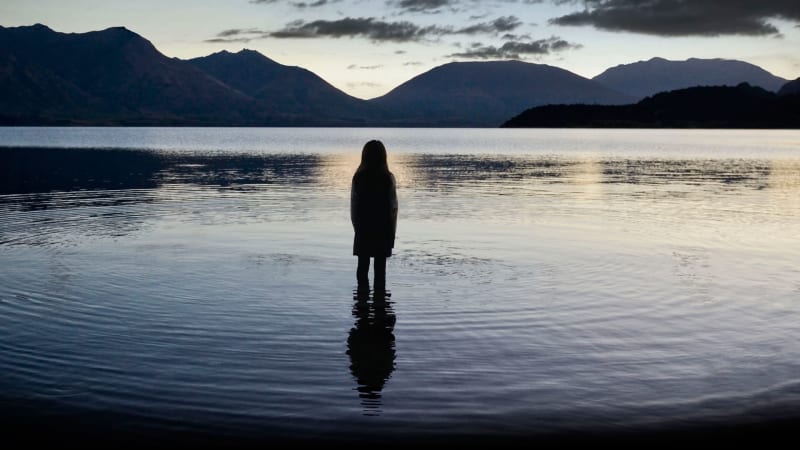 Prima+ uvádí mysteriózní detektivní seriál Stíny nad jezerem