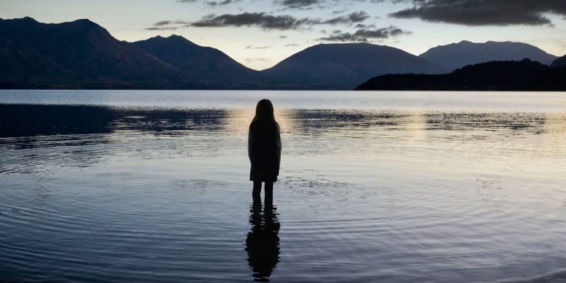 Prima+ uvádí mysteriózní detektivní seriál Stíny nad jezerem