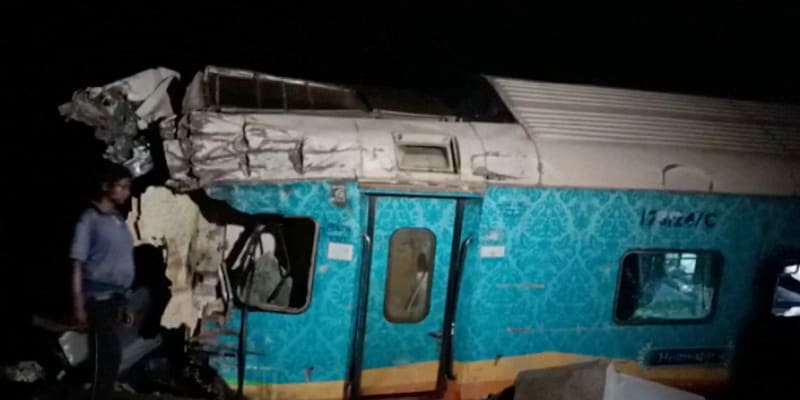 Srážka vlaků v Indii si vyžádala nejméně 80 mrtvých a 850 zraněných.