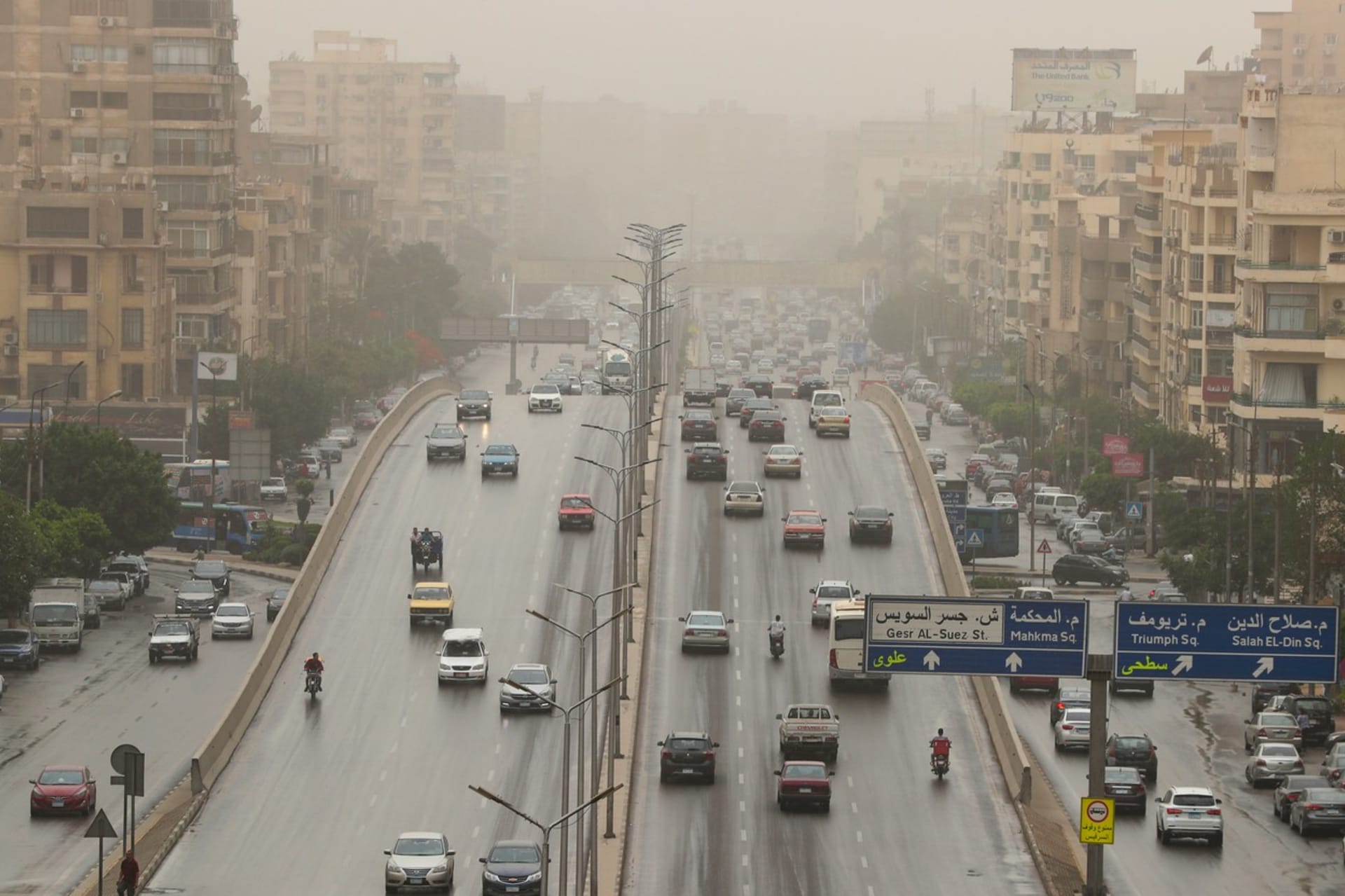 Egypt, zejména Káhiru, ochromila písečná bouře. 