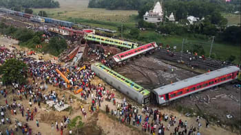 Indie obnovila provoz na trati po tragické srážce vlaků. V nemocnicích zůstává přes 350 lidí