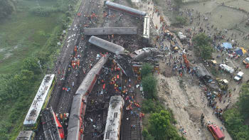 Tragickou srážku vlaků v Indii způsobilo selhání signalizačního systému. Zemřelo téměř 300 lidí