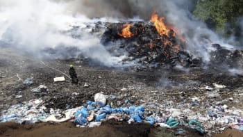 Poplach na Přerovsku: Vzplála skládka s nebezpečným odpadem. Nevětrejte, žádají hasiči