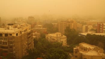 Obloha potemněla, pak Egypt ochromila obří písečná bouře. Spadlý billboard usmrtil člověka