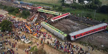 Indie obnovila provoz na trati po tragické srážce vlaků. V nemocnicích zůstává přes 350 lidí